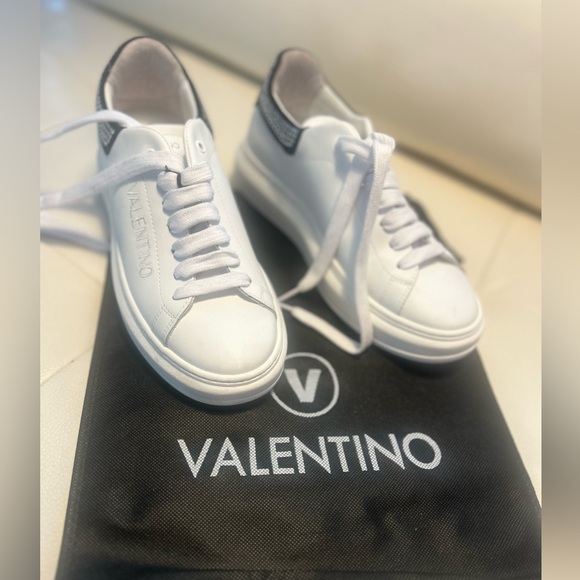 Valentino White Low Top
Sneaker with Rhinestone
Embellishments - Size 9.5 - Picture 4 of 7